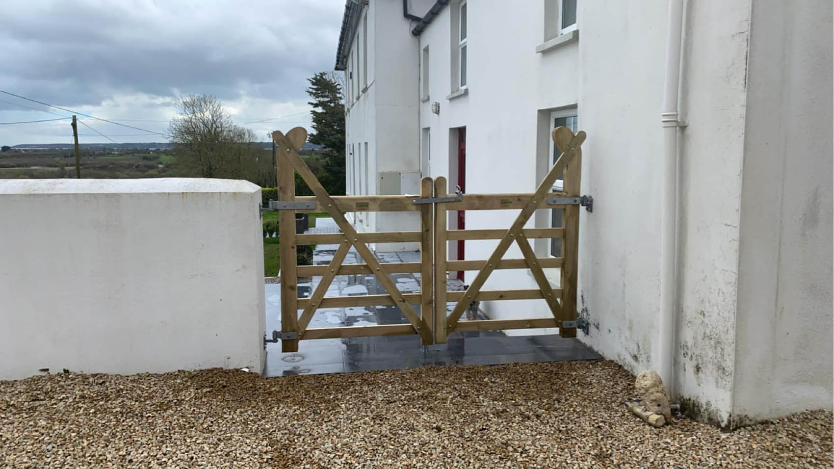 Farm gate installation for a house
